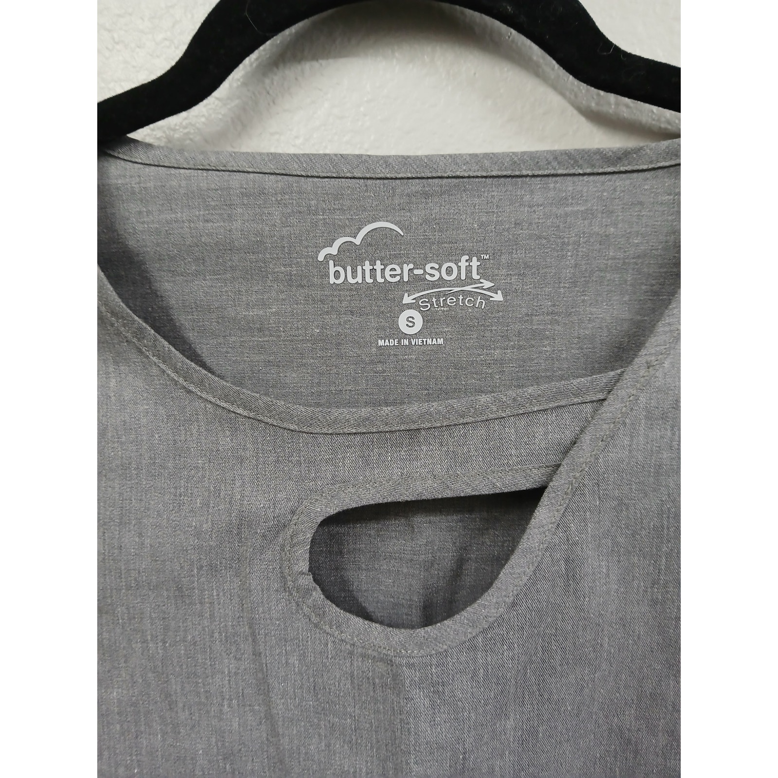 Ua Butter-Soft Stretch Women's 2-Pocket Asymmetric Keyhole Scrub Top Small — image 4 of 7